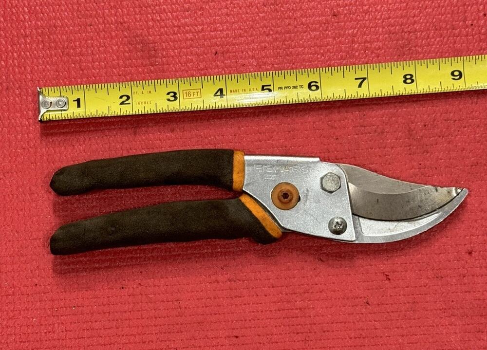 VINTAGE FISKARS EA0617 STEEL BYPASS HAND PRUNER CUSHIONED GRIP